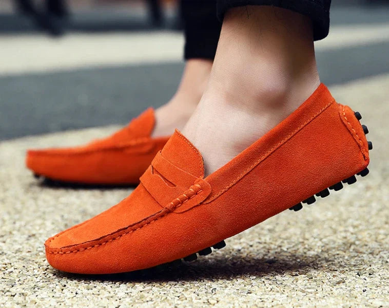 Mocassim Masculino Marcanzzi MZ305: elegância e conforto em camurça premium. Ideal para ocasiões casuais e formais. Durável, macio e sofisticado.