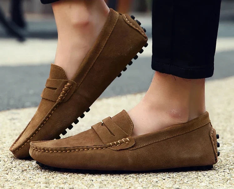 Mocassim Masculino Marcanzzi MZ305: elegância e conforto em camurça premium. Ideal para ocasiões casuais e formais. Durável, macio e sofisticado.