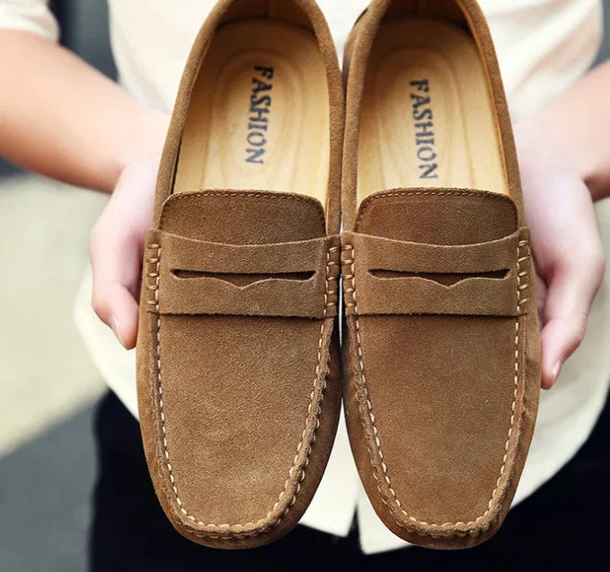 Mocassim Masculino Marcanzzi MZ305: elegância e conforto em camurça premium. Ideal para ocasiões casuais e formais. Durável, macio e sofisticado.