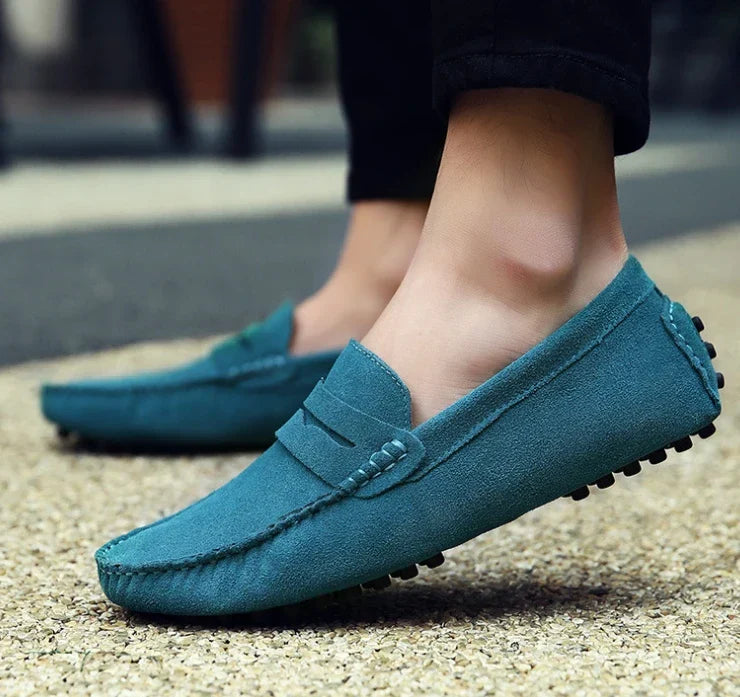 Mocassim Masculino Marcanzzi MZ305: elegância e conforto em camurça premium. Ideal para ocasiões casuais e formais. Durável, macio e sofisticado.