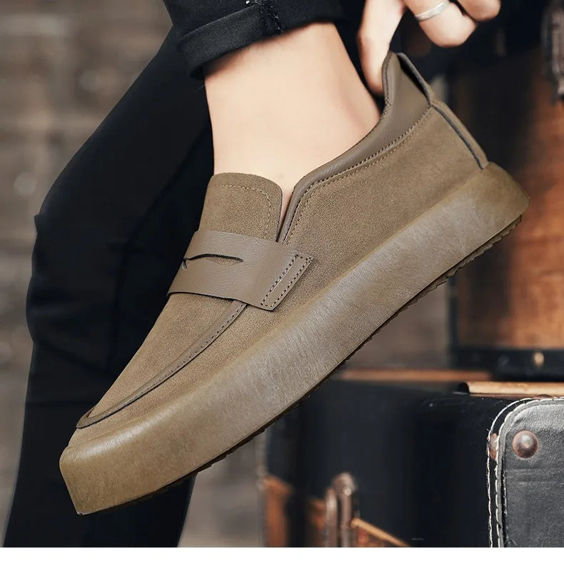 Mocassim Masculino de Camurça Marcanzzi MZ308 com acabamento refinado, palmilha acolchoada e solado antiderrapante para estilo e conforto.