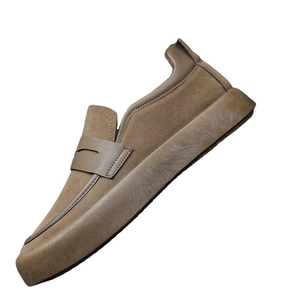 Mocassim Masculino de Camurça Marcanzzi MZ308 com acabamento refinado, palmilha acolchoada e solado antiderrapante para estilo e conforto.