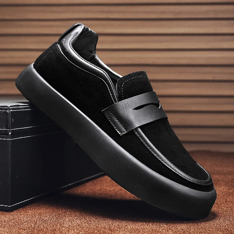 Mocassim Masculino de Camurça Marcanzzi MZ308 com acabamento refinado, palmilha acolchoada e solado antiderrapante para estilo e conforto.