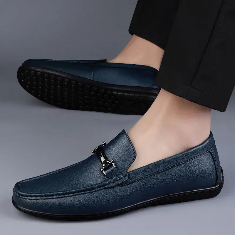 Mocassim Masculino de Couro Marcanzzi MZ299: estilo, conforto e versatilidade. Design clássico, couro premium, palmilha macia. Ideal para qualquer ocasião.