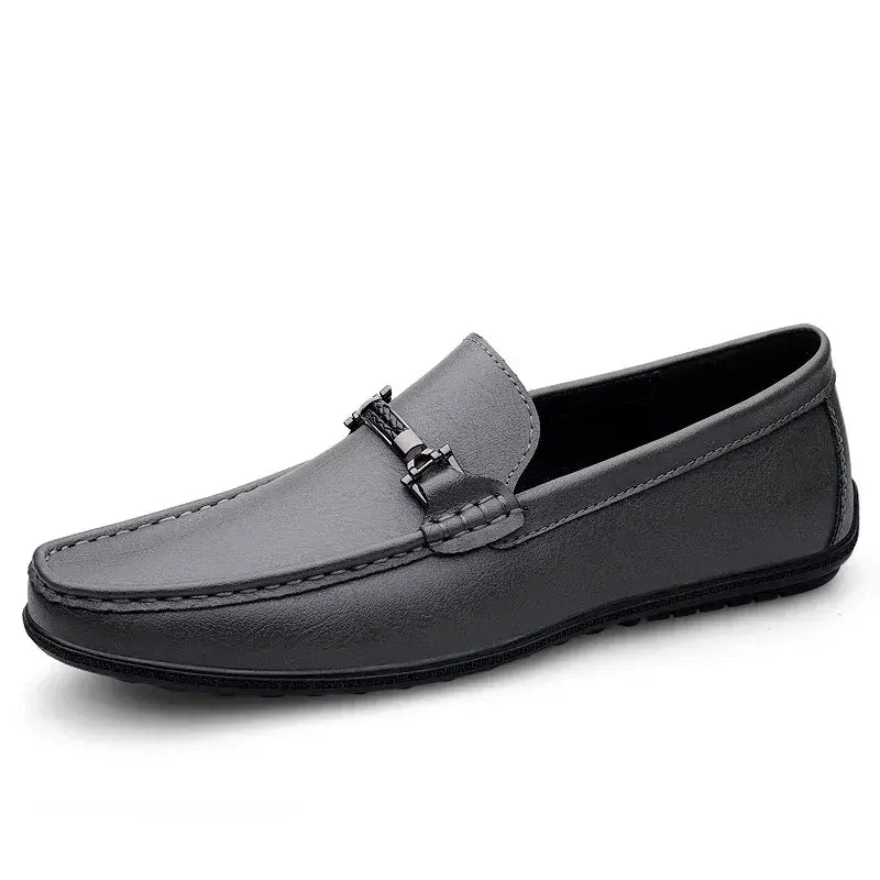 Mocassim Masculino de Couro Marcanzzi MZ299: estilo, conforto e versatilidade. Design clássico, couro premium, palmilha macia. Ideal para qualquer ocasião.