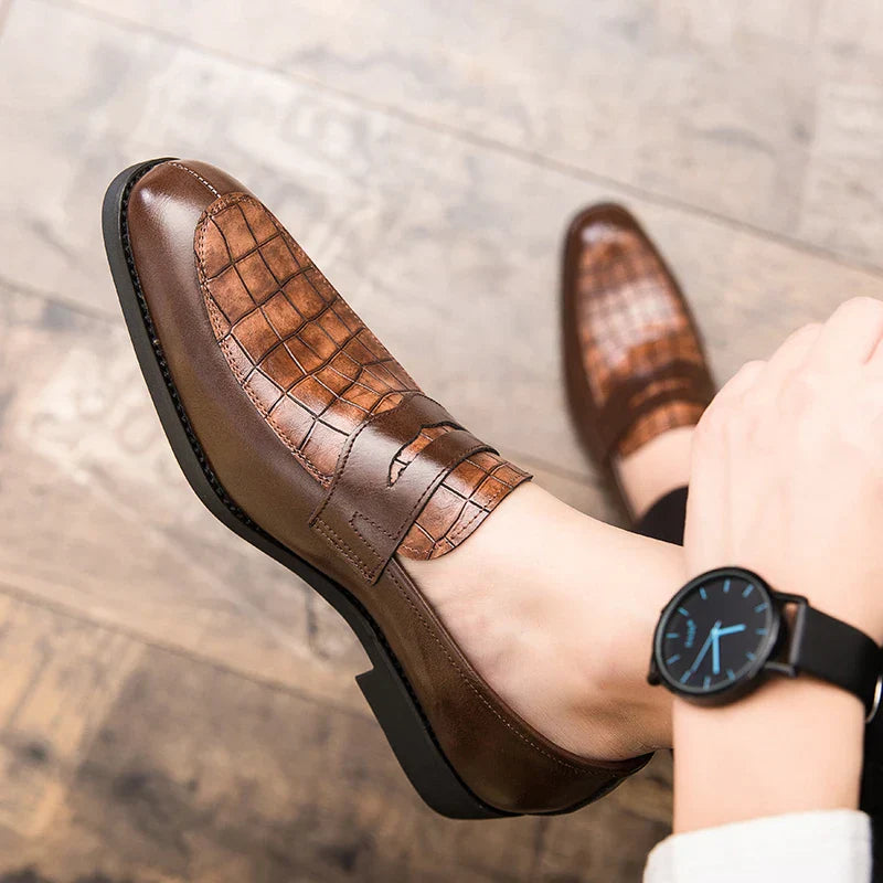 Mocassim Masculino de Couro Marcanzzi MZ300 com acabamento artesanal, palmilha macia e solado flexível para elegância e conforto diário.