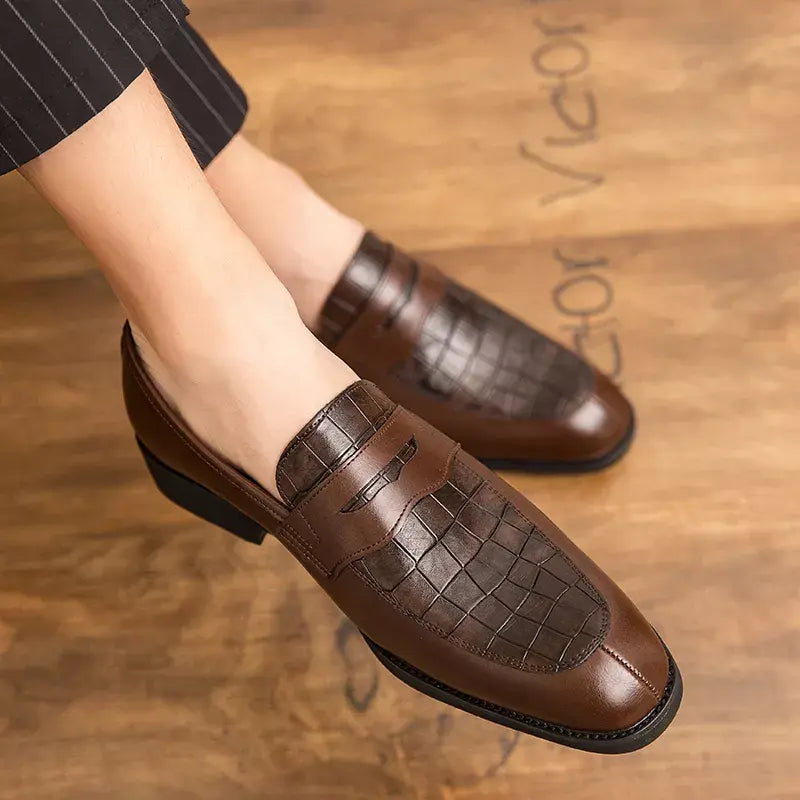 Mocassim Masculino de Couro Marcanzzi MZ300 com acabamento artesanal, palmilha macia e solado flexível para elegância e conforto diário.