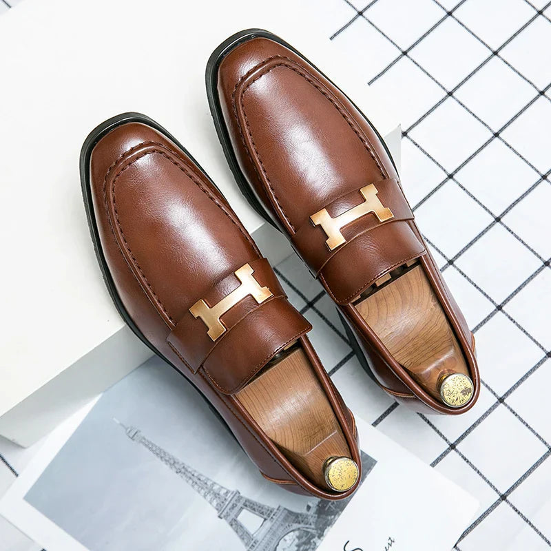 Mocassim Masculino de Couro Marcanzzi MZ301: design clássico, couro premium, palmilha acolchoada, solado flexível. Elegância e conforto para qualquer ocasião.