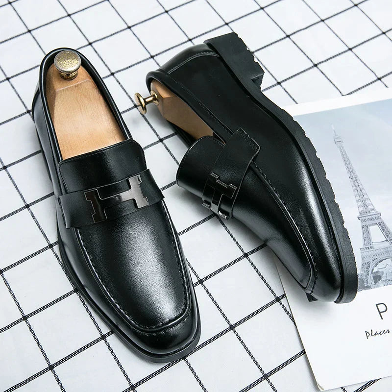 Mocassim Masculino de Couro Marcanzzi MZ301: design clássico, couro premium, palmilha acolchoada, solado flexível. Elegância e conforto para qualquer ocasião.