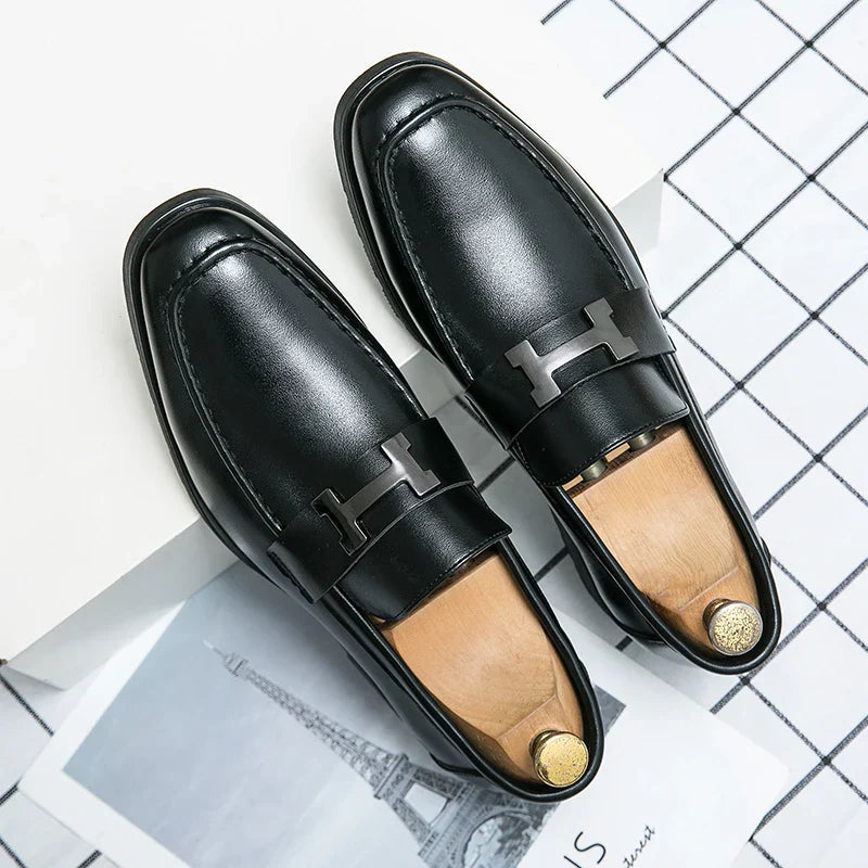 Mocassim Masculino de Couro Marcanzzi MZ301: design clássico, couro premium, palmilha acolchoada, solado flexível. Elegância e conforto para qualquer ocasião.