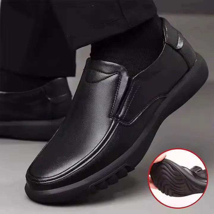 Mocassim Masculino de Couro Marcanzzi MZ303 com acabamento artesanal, palmilha macia e solado resistente para elegância e versatilidade.