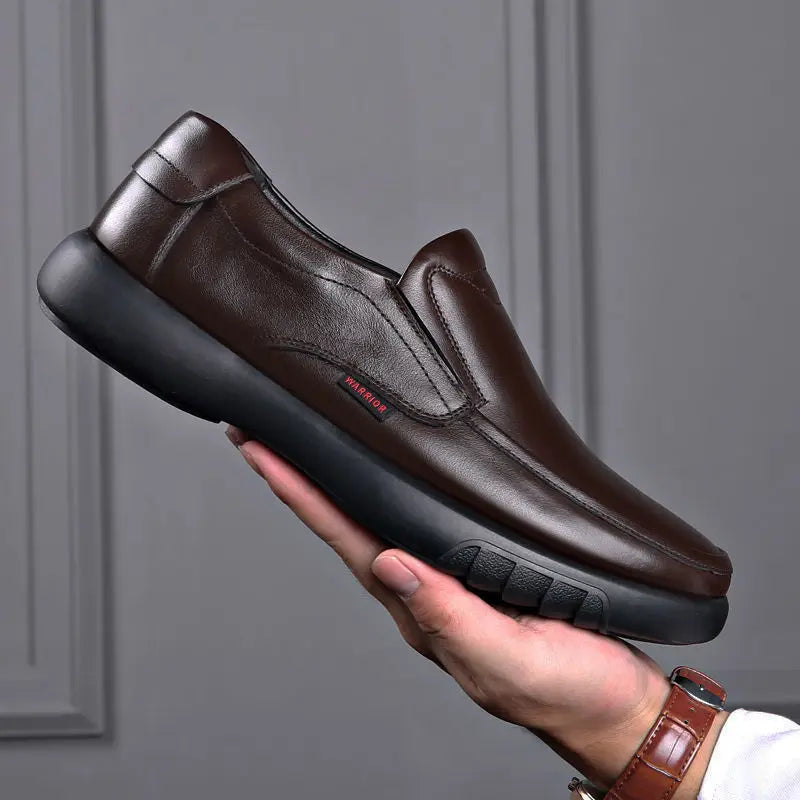 Mocassim Masculino de Couro Marcanzzi MZ303 com acabamento artesanal, palmilha macia e solado resistente para elegância e versatilidade.