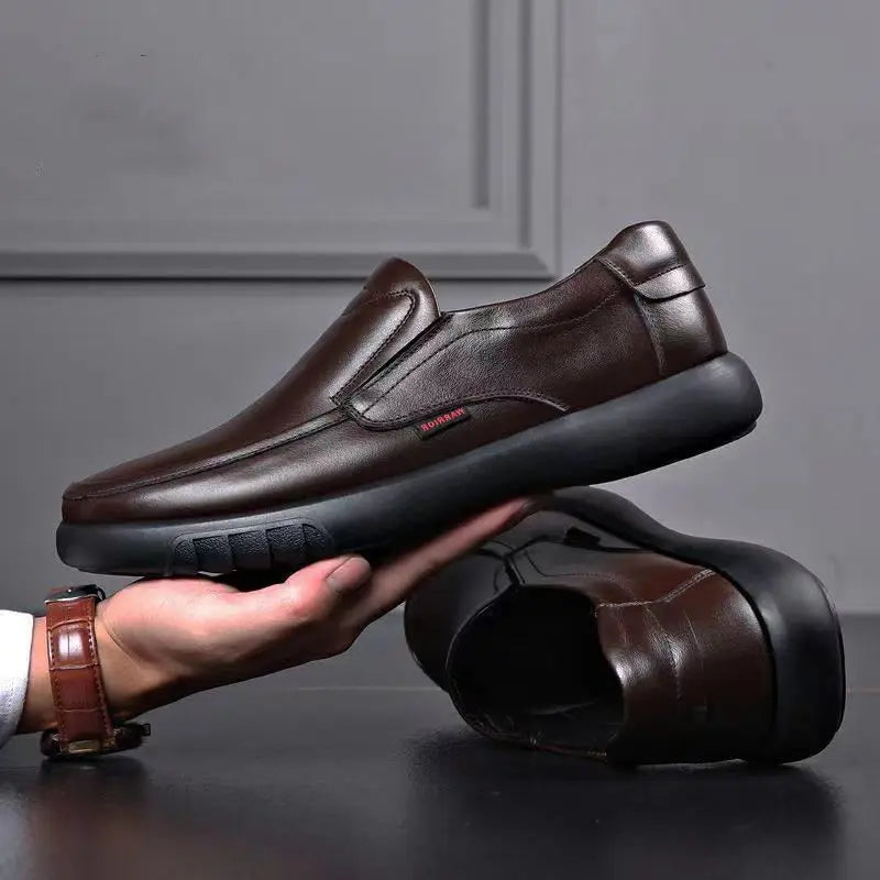 Mocassim Masculino de Couro Marcanzzi MZ303 com acabamento artesanal, palmilha macia e solado resistente para elegância e versatilidade.