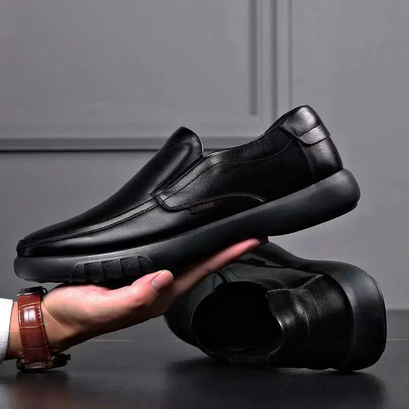 Mocassim Masculino de Couro Marcanzzi MZ303 com acabamento artesanal, palmilha macia e solado resistente para elegância e versatilidade.