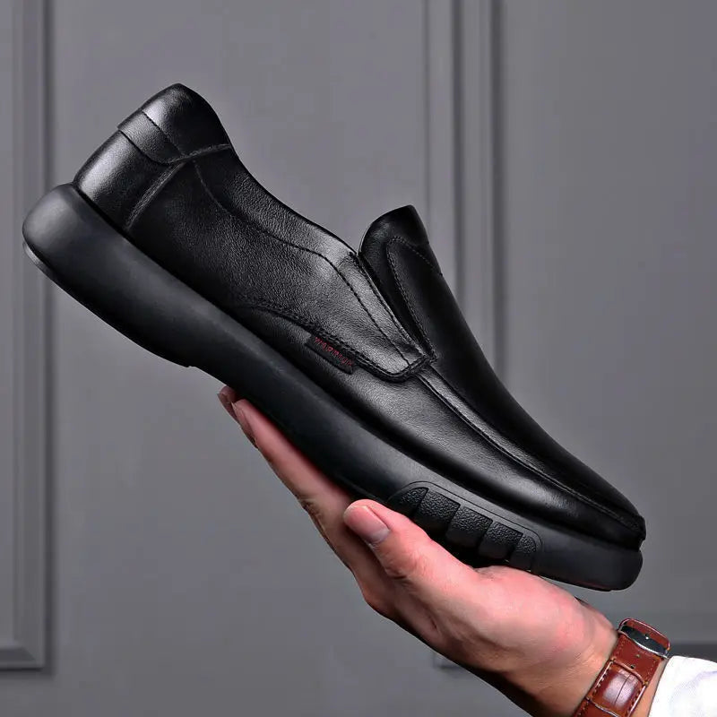 Mocassim Masculino de Couro Marcanzzi MZ303 com acabamento artesanal, palmilha macia e solado resistente para elegância e versatilidade.