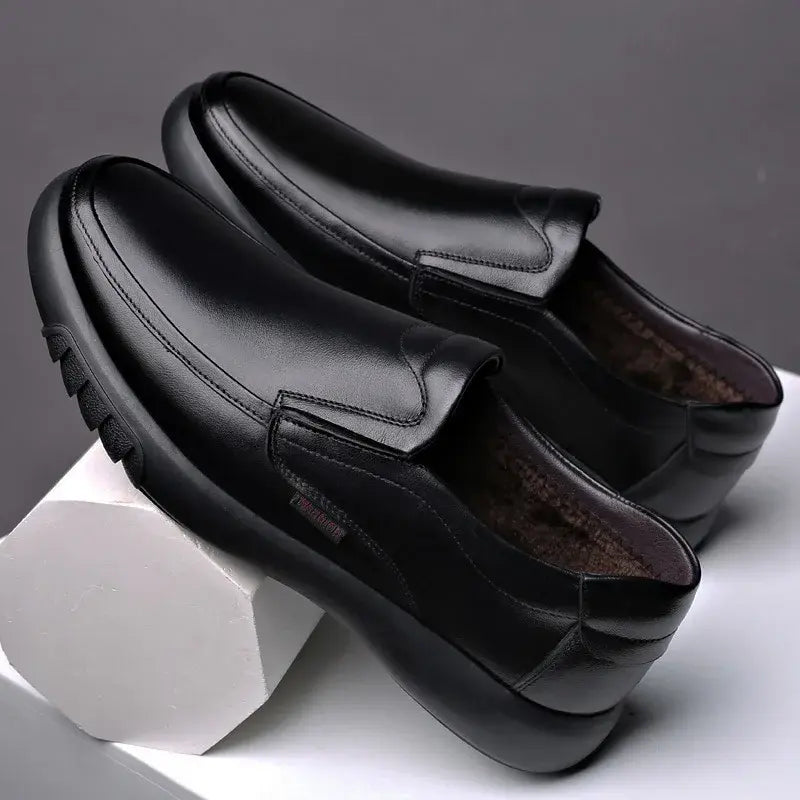 Mocassim Masculino de Couro Marcanzzi MZ303 com acabamento artesanal, palmilha macia e solado resistente para elegância e versatilidade.