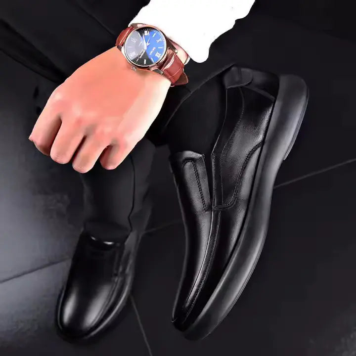 Mocassim Masculino de Couro Marcanzzi MZ303 com acabamento artesanal, palmilha macia e solado resistente para elegância e versatilidade.