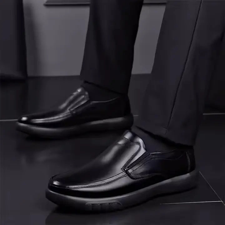 Mocassim Masculino de Couro Marcanzzi MZ303 com acabamento artesanal, palmilha macia e solado resistente para elegância e versatilidade.