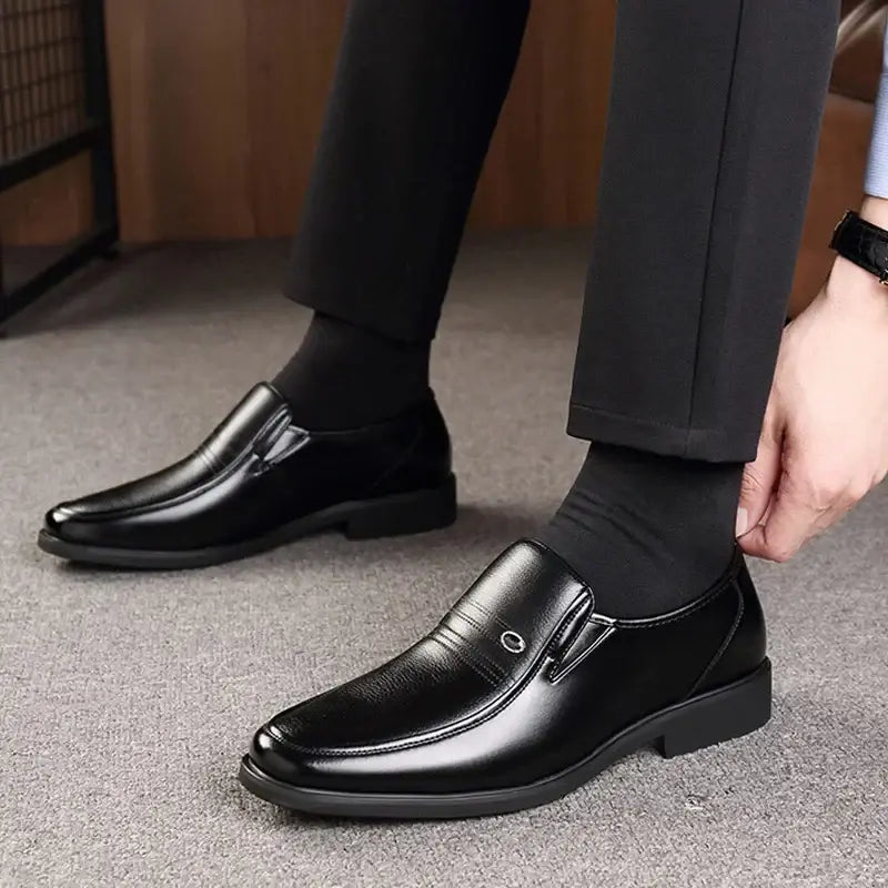 Mocassim Masculino de Couro Marcanzzi MZ304: sofisticação, conforto e durabilidade. Ideal para eventos formais e uso diário. Estilo clássico e versátil.