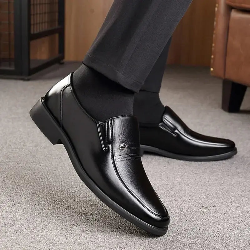Mocassim Masculino de Couro Marcanzzi MZ304: sofisticação, conforto e durabilidade. Ideal para eventos formais e uso diário. Estilo clássico e versátil.