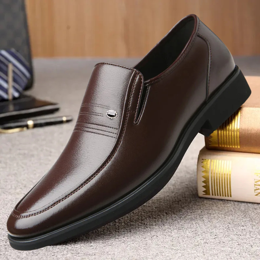 Mocassim Masculino de Couro Marcanzzi MZ304: sofisticação, conforto e durabilidade. Ideal para eventos formais e uso diário. Estilo clássico e versátil.