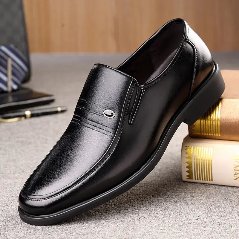 Mocassim Masculino de Couro Marcanzzi MZ304: sofisticação, conforto e durabilidade. Ideal para eventos formais e uso diário. Estilo clássico e versátil.