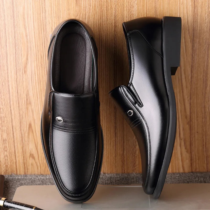 Mocassim Masculino de Couro Marcanzzi MZ304: sofisticação, conforto e durabilidade. Ideal para eventos formais e uso diário. Estilo clássico e versátil.