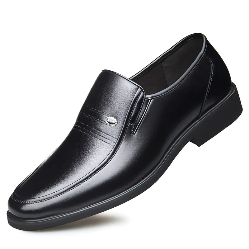 Mocassim Masculino de Couro Marcanzzi MZ304: sofisticação, conforto e durabilidade. Ideal para eventos formais e uso diário. Estilo clássico e versátil.