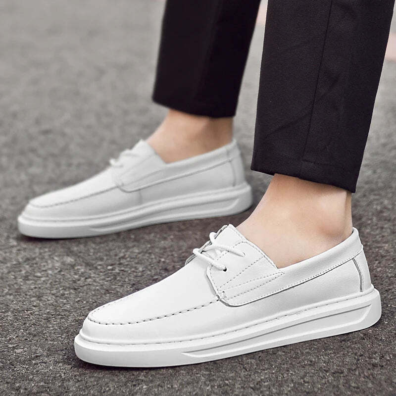 Mocassim Masculino de Couro Marcanzzi MZ306: estilo, conforto e durabilidade. Ideal para trabalho e lazer, com palmilha macia e solado flexível.