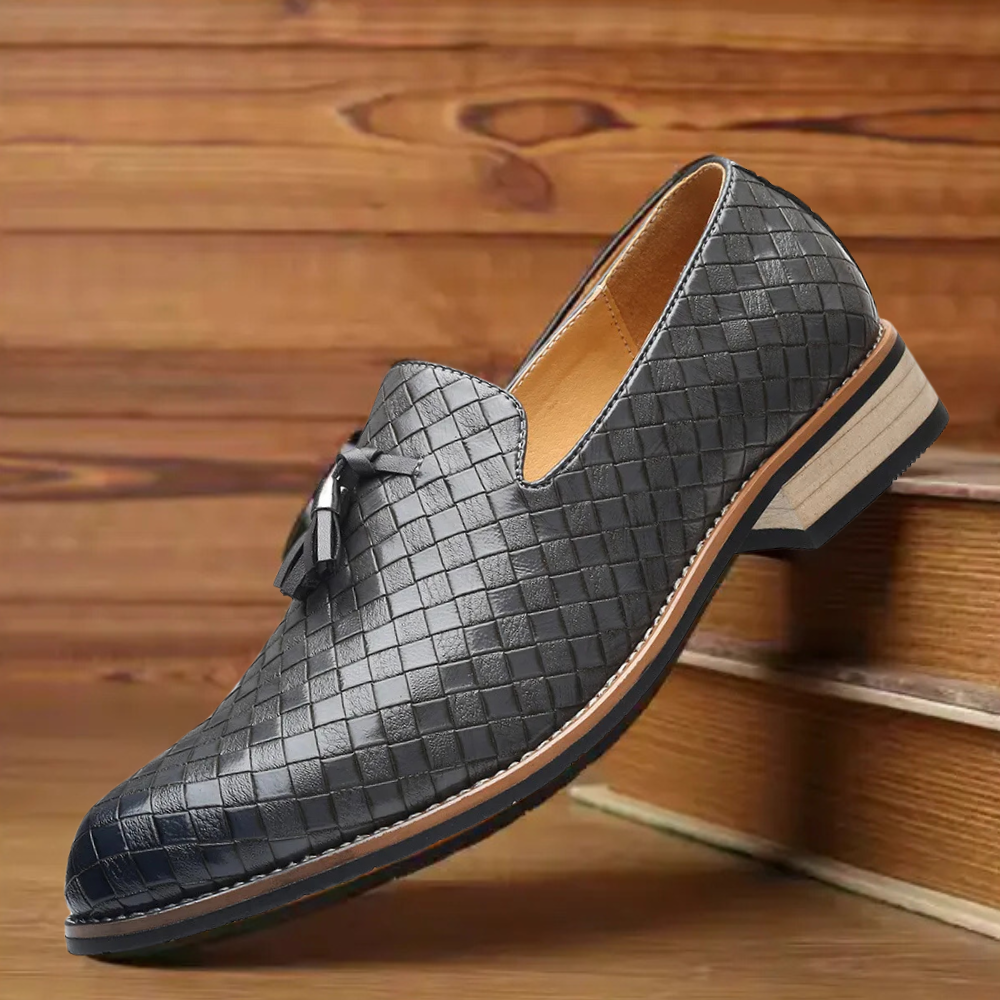 Mocassim Masculino de Couro Oxford Marcanzzi MZ307: conforto, estilo e durabilidade para ocasiões casuais ou formais. Palmilha acolchoada e solado flexível.