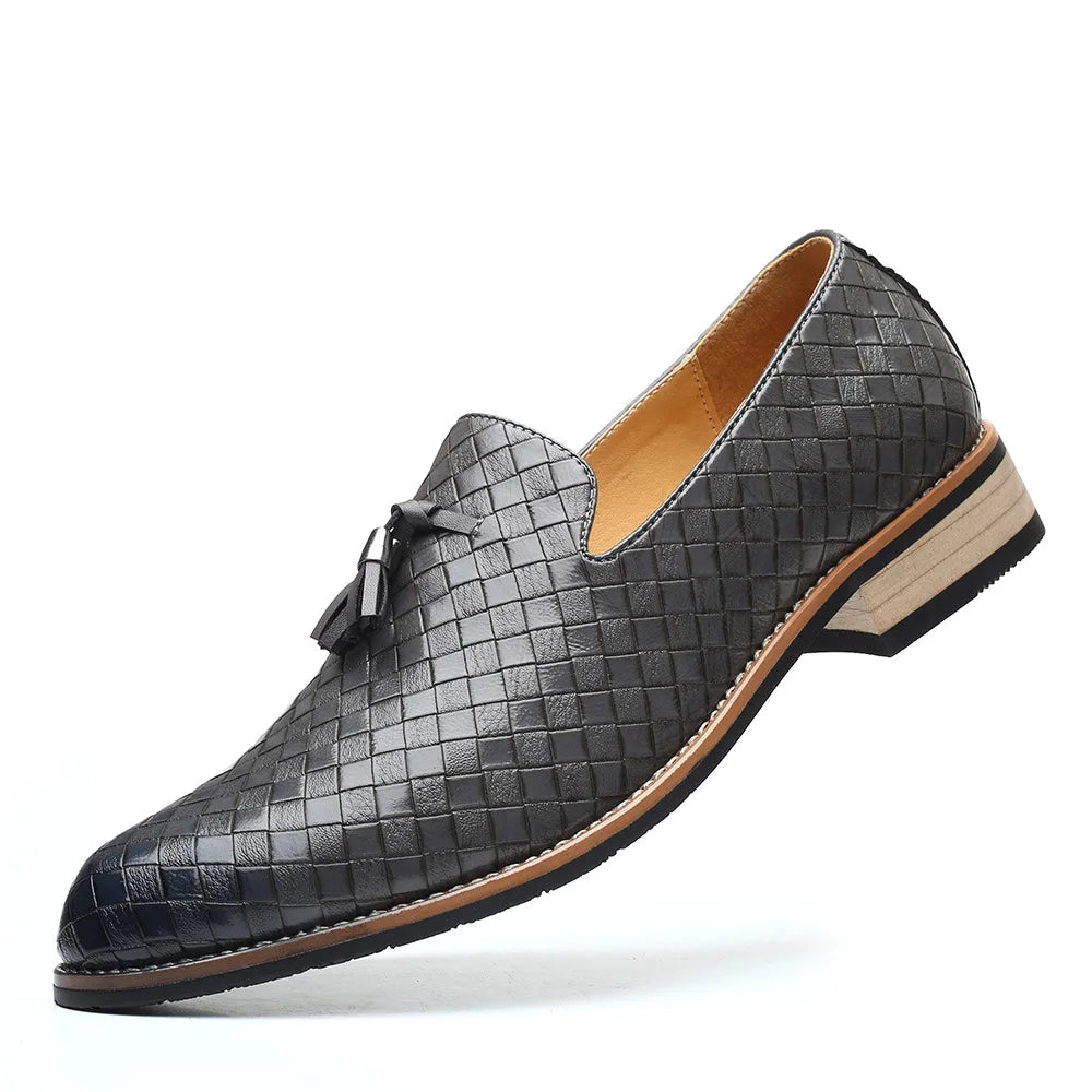 Mocassim Masculino de Couro Oxford Marcanzzi MZ307: conforto, estilo e durabilidade para ocasiões casuais ou formais. Palmilha acolchoada e solado flexível.