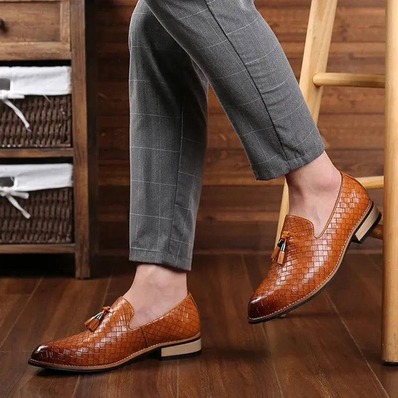 Mocassim Masculino de Couro Oxford Marcanzzi MZ307: conforto, estilo e durabilidade para ocasiões casuais ou formais. Palmilha acolchoada e solado flexível.