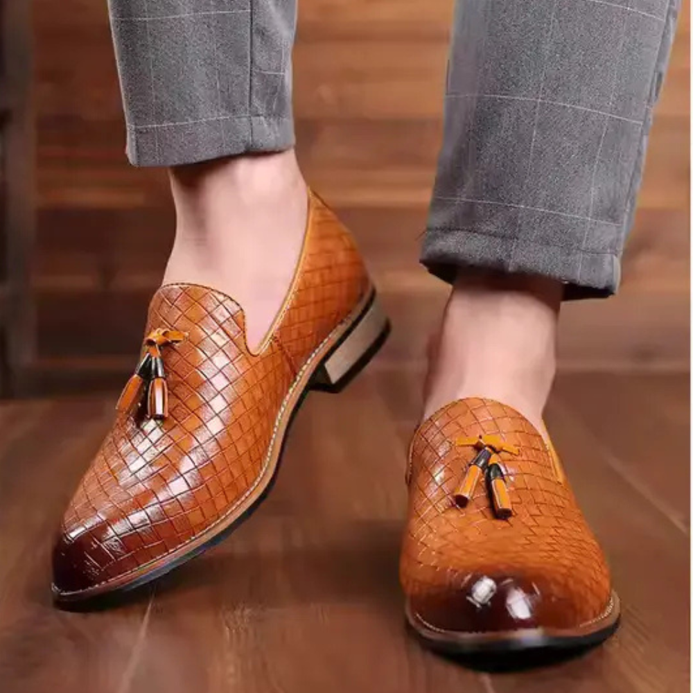 Mocassim Masculino de Couro Oxford Marcanzzi MZ307: conforto, estilo e durabilidade para ocasiões casuais ou formais. Palmilha acolchoada e solado flexível.