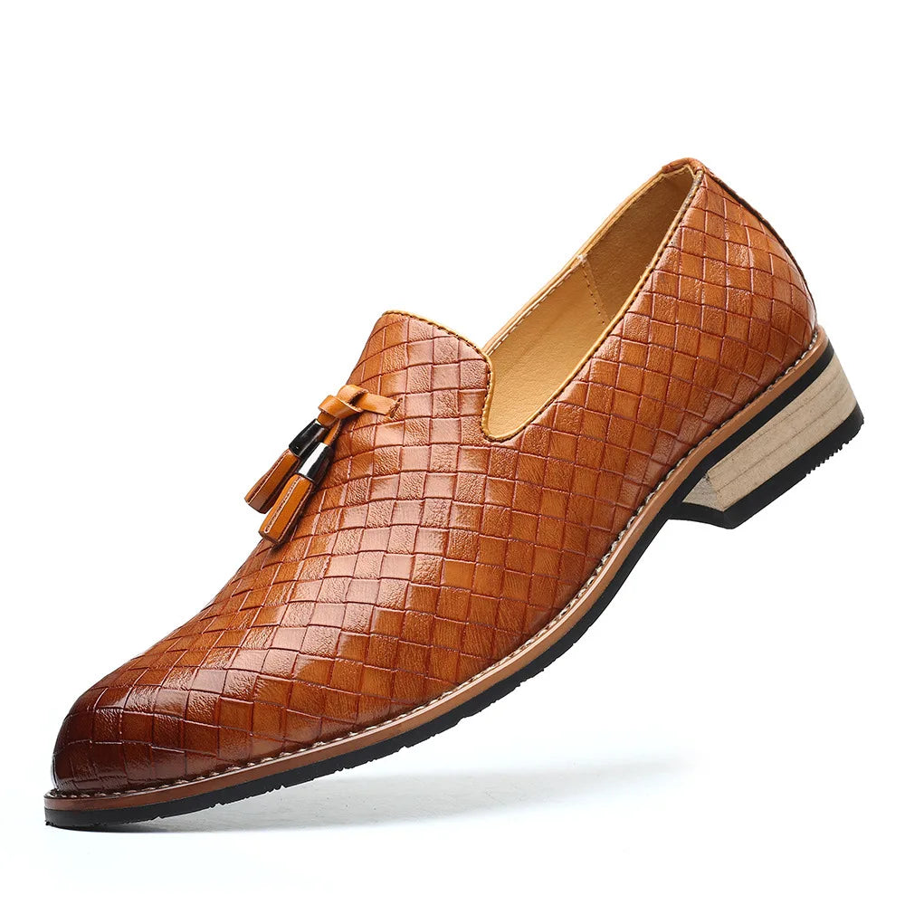 Mocassim Masculino de Couro Oxford Marcanzzi MZ307: conforto, estilo e durabilidade para ocasiões casuais ou formais. Palmilha acolchoada e solado flexível.