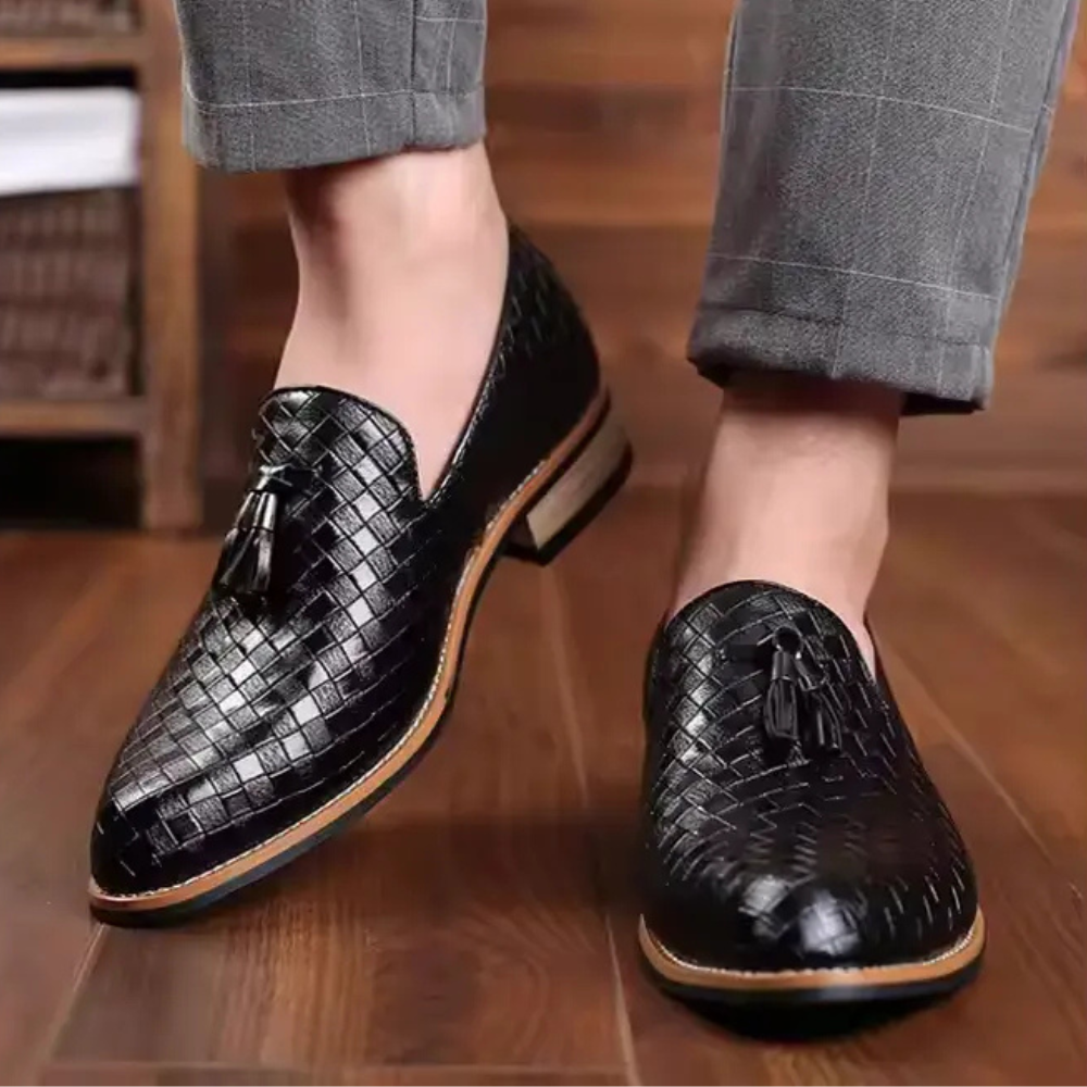 Mocassim Masculino de Couro Oxford Marcanzzi MZ307: conforto, estilo e durabilidade para ocasiões casuais ou formais. Palmilha acolchoada e solado flexível.