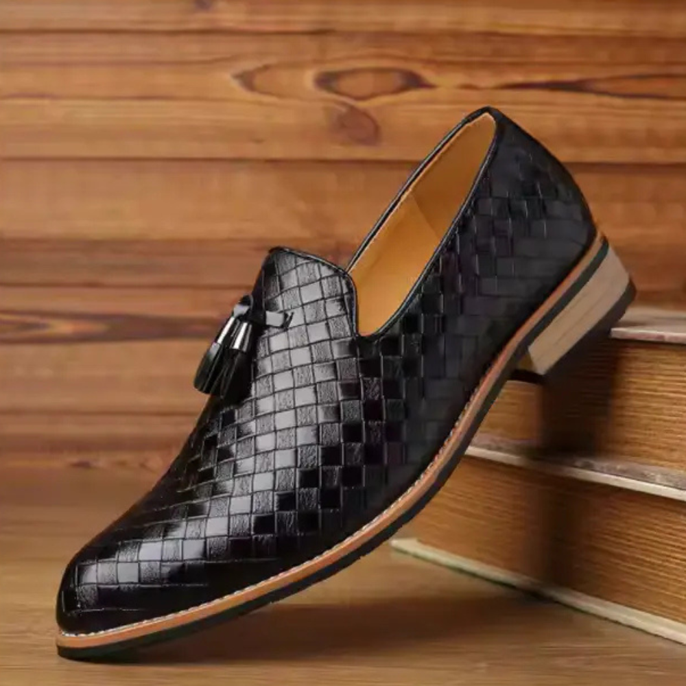 Mocassim Masculino de Couro Oxford Marcanzzi MZ307: conforto, estilo e durabilidade para ocasiões casuais ou formais. Palmilha acolchoada e solado flexível.