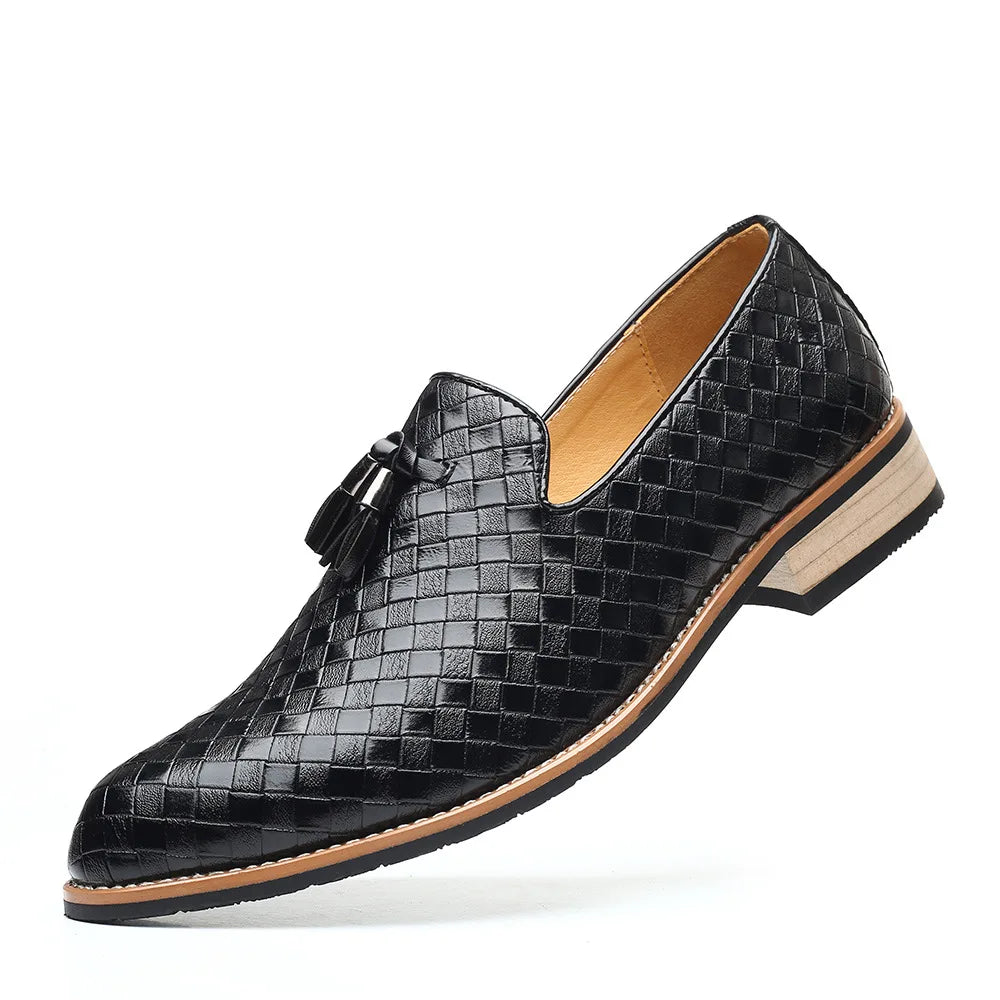 Mocassim Masculino de Couro Oxford Marcanzzi MZ307: conforto, estilo e durabilidade para ocasiões casuais ou formais. Palmilha acolchoada e solado flexível.