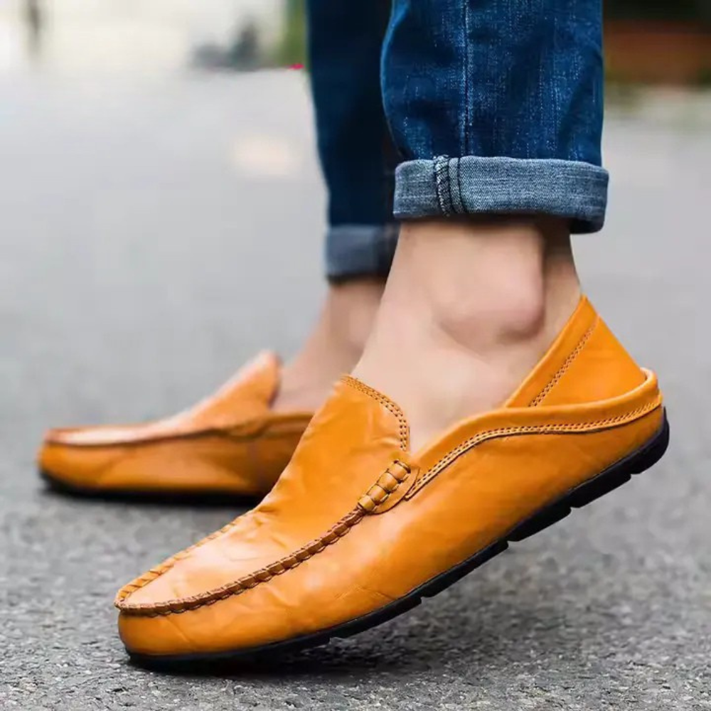 Mocassim Masculino em Couro Marcanzzi MZ309 em couro legítimo, com palmilha macia e solado flexível para conforto e elegância no dia a dia.