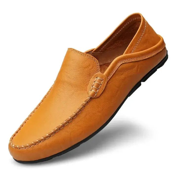 Mocassim Masculino em Couro Marcanzzi MZ309 em couro legítimo, com palmilha macia e solado flexível para conforto e elegância no dia a dia.