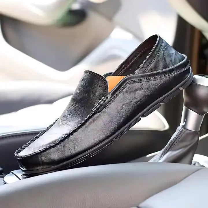 Mocassim Masculino em Couro Marcanzzi MZ309 em couro legítimo, com palmilha macia e solado flexível para conforto e elegância no dia a dia.