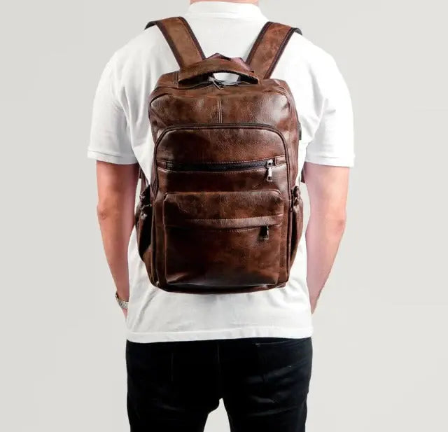 Mochila de Couro Masculina Marcanzzi MZ072 com porta USB, estrutura resistente à água e proteção antifurto ideal para trabalho e viagens