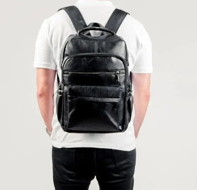 Mochila de Couro Masculina Marcanzzi MZ072 com porta USB, estrutura resistente à água e proteção antifurto ideal para trabalho e viagens
