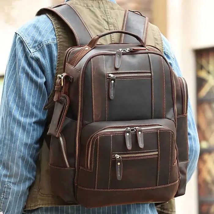 Mochila Executiva em Couro Marcanzzi Retrô MZ071, elegante e funcional, com compartimentos ideais para o dia a dia executivo moderno.
