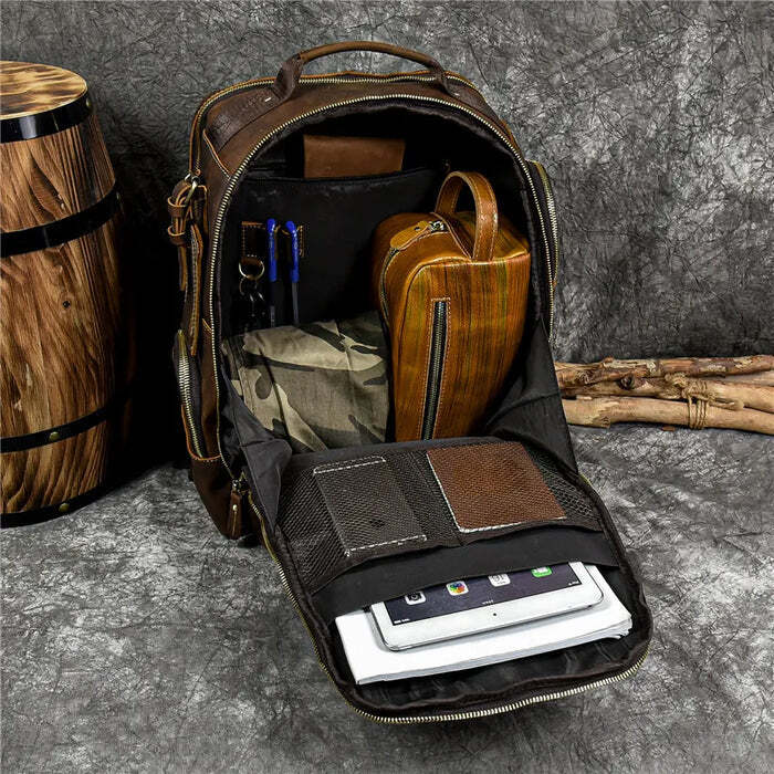 Mochila Executiva em Couro Marcanzzi Retrô MZ071, elegante e funcional, com compartimentos ideais para o dia a dia executivo moderno.