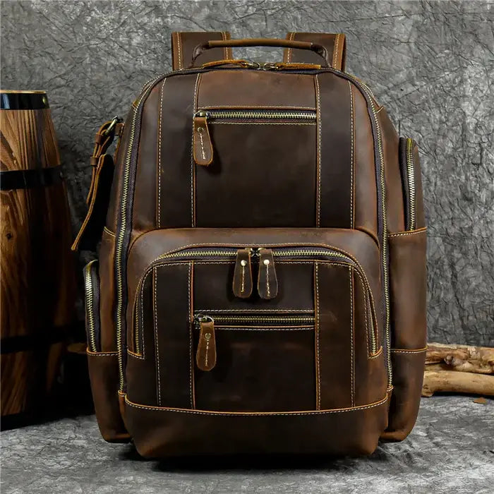 Mochila Executiva em Couro Marcanzzi Retrô MZ071, elegante e funcional, com compartimentos ideais para o dia a dia executivo moderno.