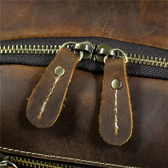 Mochila Executiva em Couro Marcanzzi Retrô MZ071, elegante e funcional, com compartimentos ideais para o dia a dia executivo moderno.