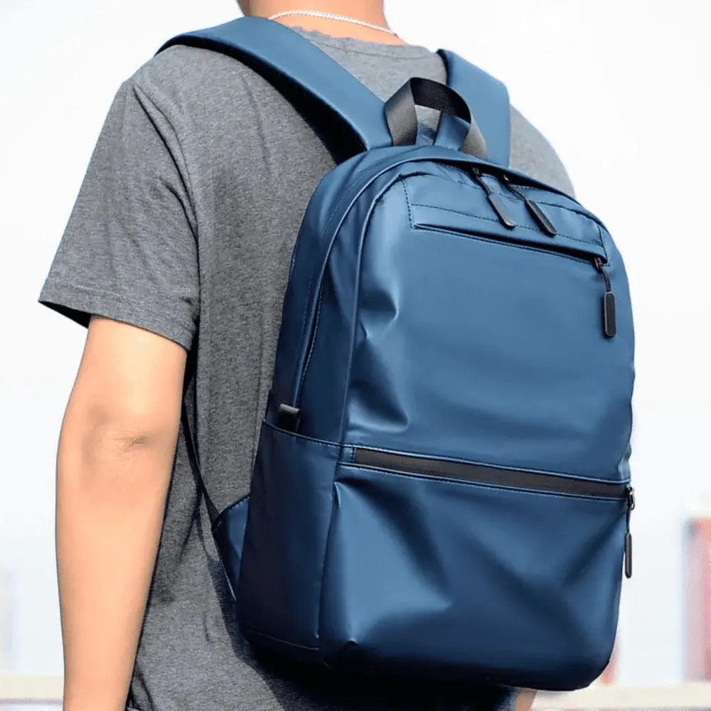 Mochila Executiva Marcanzzi MZ065 confeccionada em material impermeável com compartimento para notebook 15” e espaço para documentos e acessórios pessoais