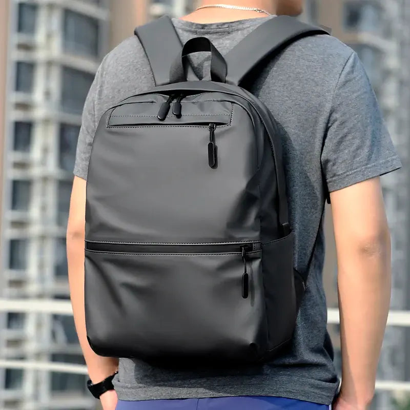 Mochila Executiva Marcanzzi MZ065 confeccionada em material impermeável com compartimento para notebook 15” e espaço para documentos e acessórios pessoais