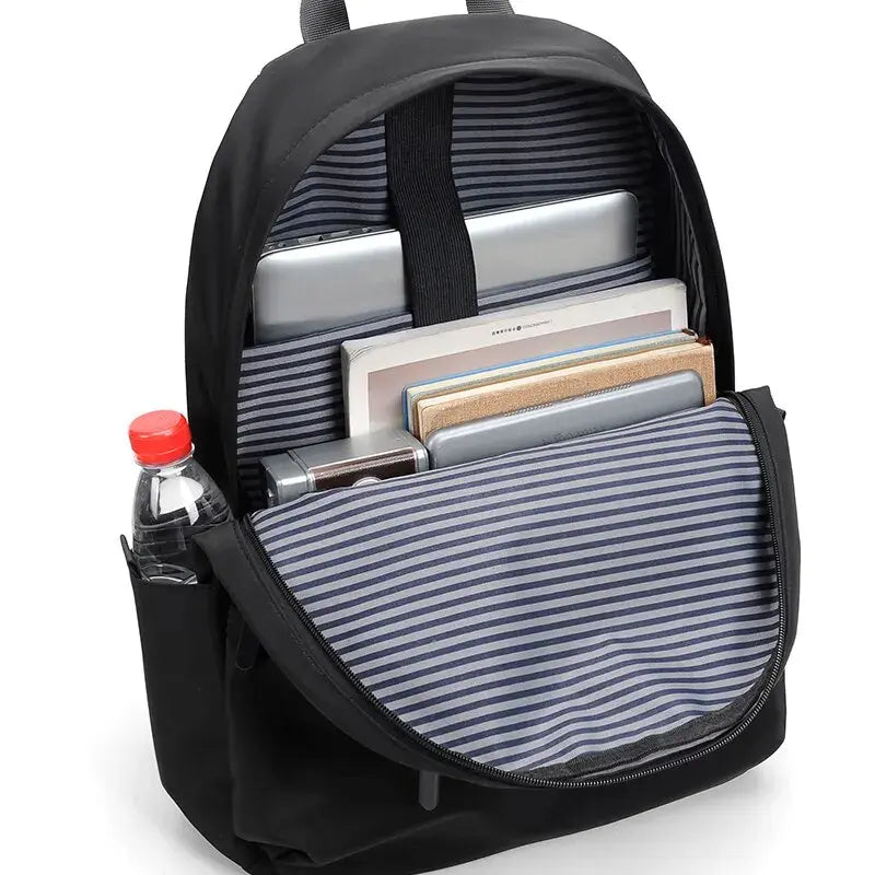 Mochila Executiva Marcanzzi MZ065 confeccionada em material impermeável com compartimento para notebook 15” e espaço para documentos e acessórios pessoais