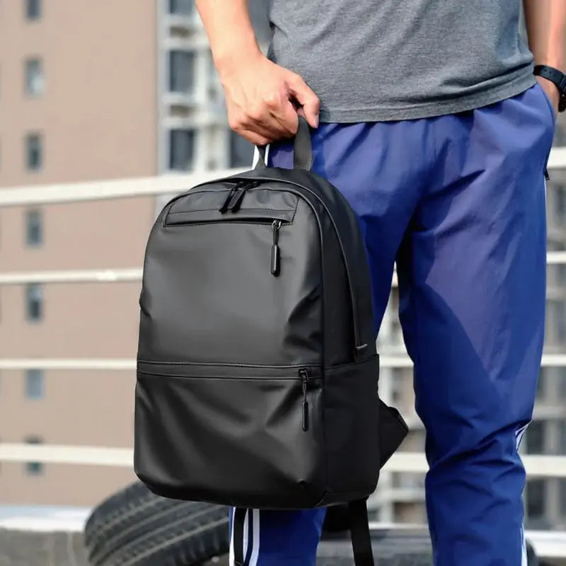 Mochila Executiva Marcanzzi MZ065 confeccionada em material impermeável com compartimento para notebook 15” e espaço para documentos e acessórios pessoais